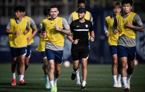 体育娱乐-三镇12新援齐亮相老队长送谏言 标王拒绝个人主义