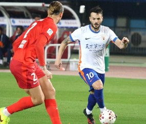 hth体育网页版登录-山东泰山客场击败河南，王国明送大礼，卡扎伊什维利超远吊射破门|泰山队|河南队|泽卡|马德鲁加|钟义浩_新浪体育_新浪新闻