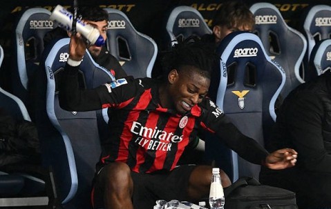 在线体育-安布罗西尼批评莱奥场上表现，34分钟仅触球4次|AC米兰|拉斐尔·莱奥|拉斐尔-达-席尔瓦|名宿|莱奥-席尔瓦_新浪体育_新浪新闻