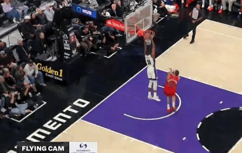 官方网站-蒙克背运过人完成双手暴扣，目前5中5、三分3中3得到13分