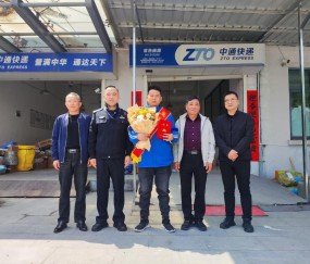 华体会网页版-见义勇为的快递小哥受邀看苏超：能来现场终于圆梦了